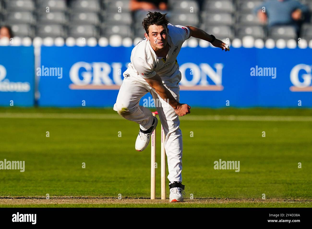 Bristol, Royaume-Uni, 17 septembre 2024. Tom Price du Gloucestershire lors du match de Vitality County Championship Division Two entre le Gloucestershire et le Sussex. Crédit : Robbie Stephenson/Gloucestershire Cricket/Alamy Live News Banque D'Images