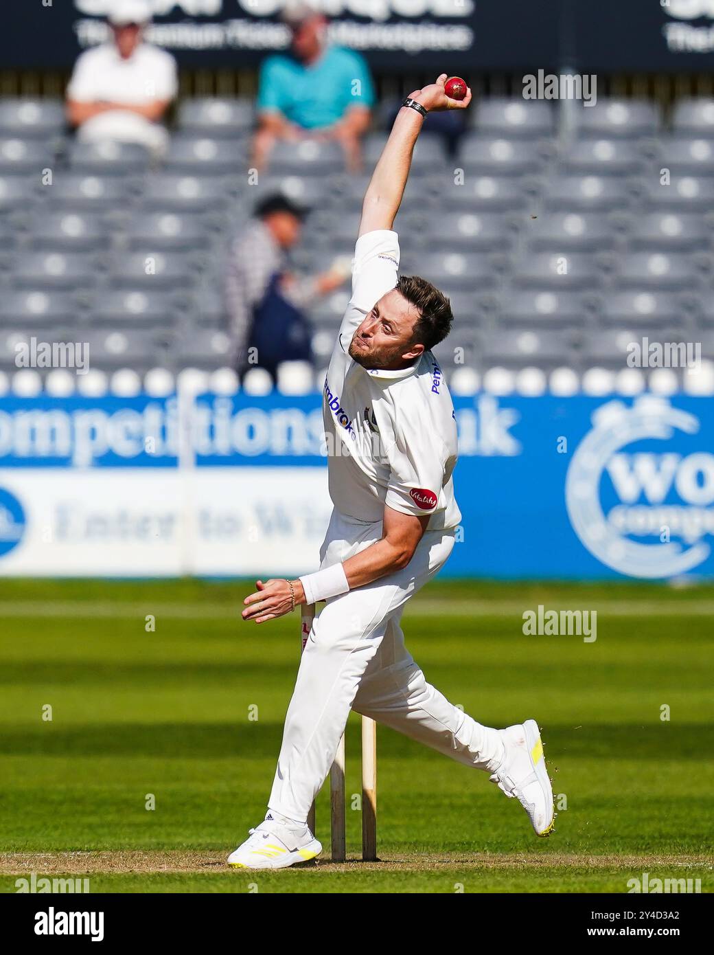 Bristol, Royaume-Uni, 17 septembre 2024. Bowling Ollie Robinson de Sussex lors du match de Vitality County Championship Division Two entre le Gloucestershire et le Sussex. Crédit : Robbie Stephenson/Gloucestershire Cricket/Alamy Live News Banque D'Images