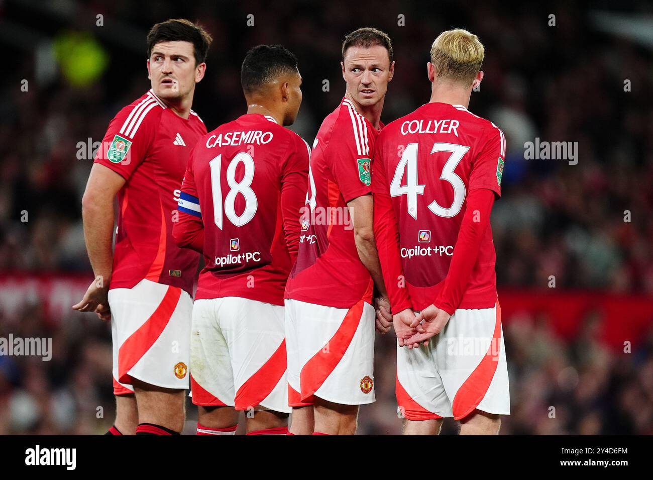 Harry Maguire (à gauche), Casemiro (au centre à gauche), Jonny Evans et Toby Collyer (à droite) forment un mur défensif lors du match de troisième tour de la Coupe Carabao à Old Trafford, Manchester. Date de la photo : mardi 17 septembre 2024. Banque D'Images