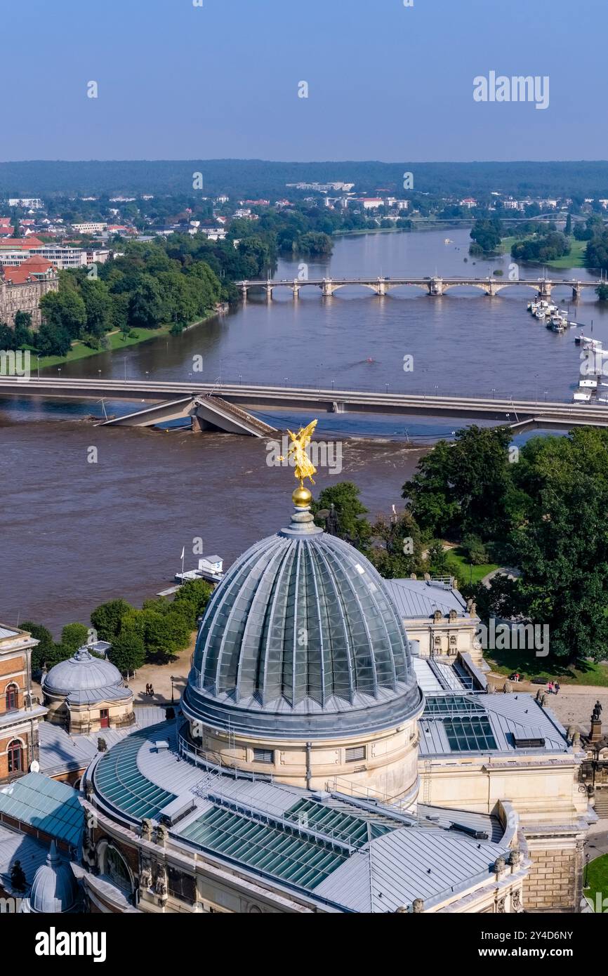 Vue aérienne de la crue de l'Elbe à Dresde le 17/09/2024 avec un niveau d'eau de 5,90 m, les vestiges du pont effondré Carolabrücke sti Banque D'Images