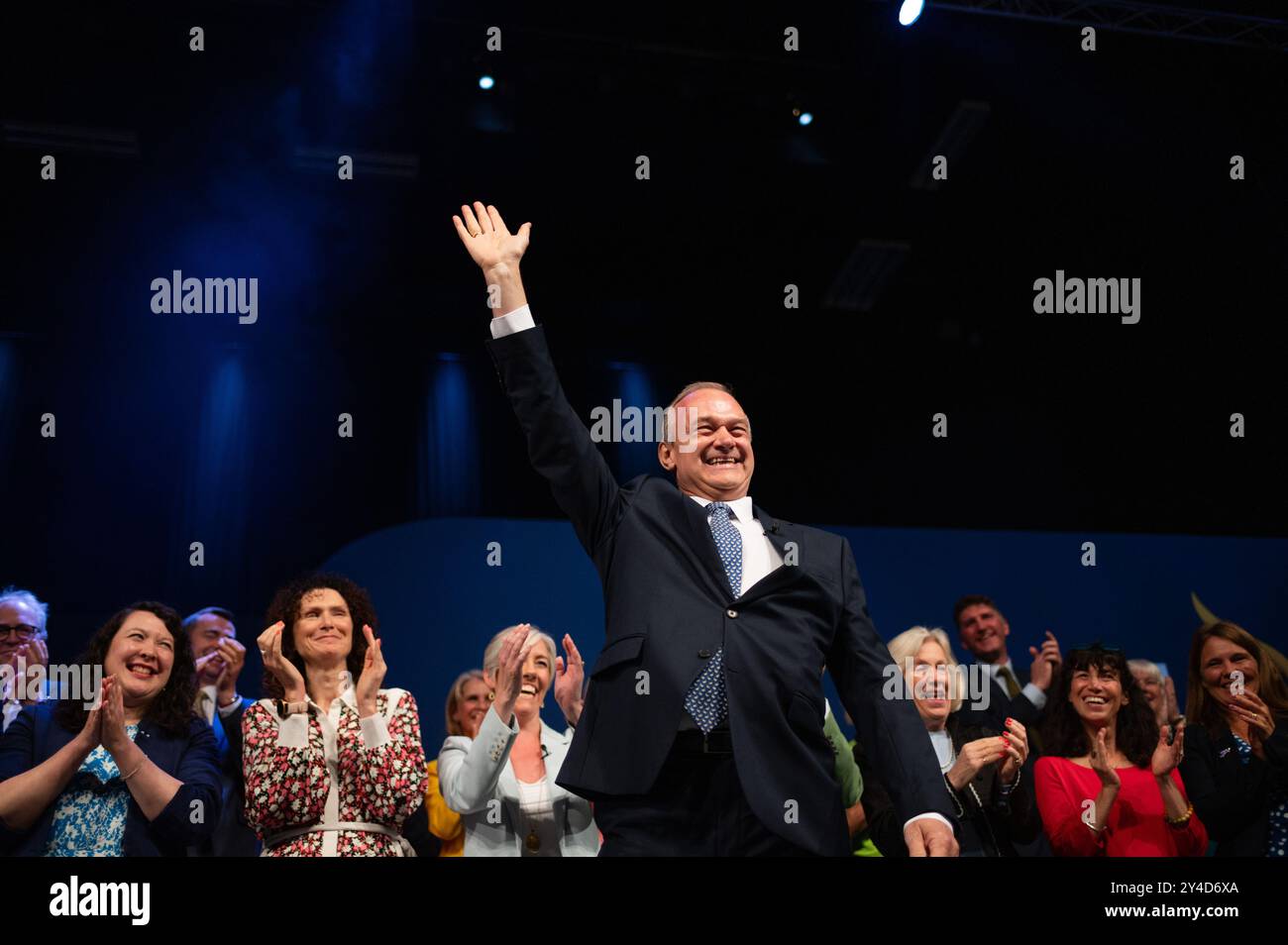 Brighton, Royaume-Uni. 17 septembre 2024. Le leader libéral démocrate Ed Davey arrive sur scène pour le dernier jour de la conférence. Les libéraux-démocrates, le troisième plus grand parti du Royaume-Uni, se réunissent à Brighton pour leur conférence d'automne. (Photo de David Tramontan/SOPA images/SIPA USA) crédit : SIPA USA/Alamy Live News Banque D'Images