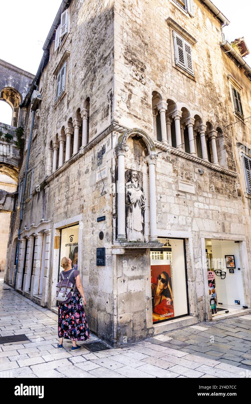 Palais Ciprianis-Benedetti de style roman tardif avec fenêtres à meneaux et relief d'Anthony l'Hermite, Split, Croatie Banque D'Images