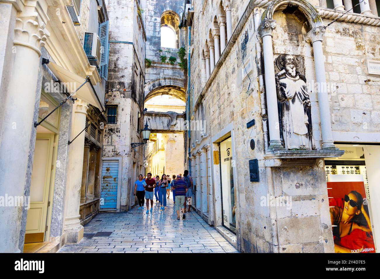 Porte de fer et le palais de Ciprianis-Benedetti de style roman tardif avec relief de l'artiste Antoine l'Ermite, Split, Croatie Banque D'Images
