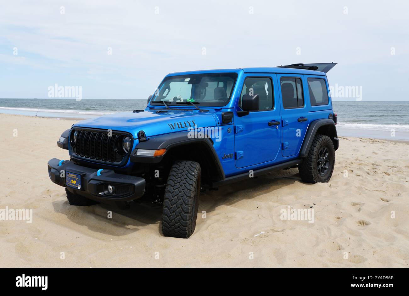 Rehoboth Beach, Delaware, États-Unis - 2 septembre 2024 - le tout nouveau Jeep Wrangler 4XE Willys hybride 2024 de couleur bleue stationné sur la plage Banque D'Images