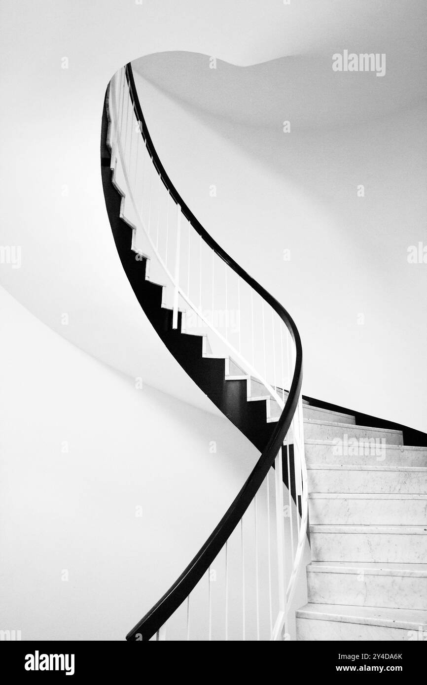 Détails de l'escalier en colimaçon avec une belle courbe et une ombre subtile - photographie minimaliste Banque D'Images