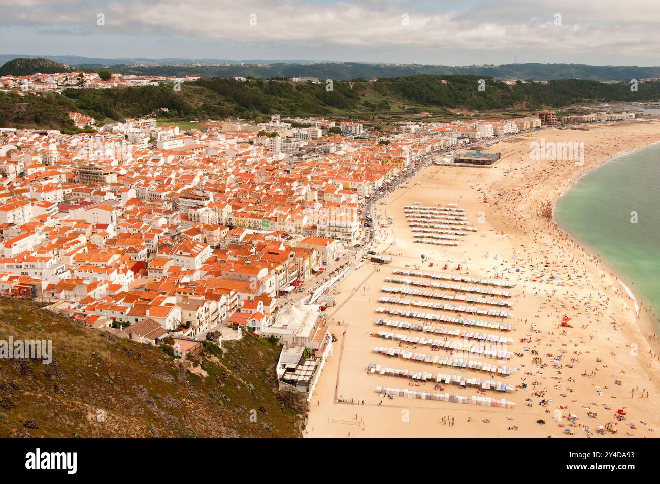 Vue sur la ville et la plage Nazarè et ses stations balnéaires en été (Portugal) Banque D'Images