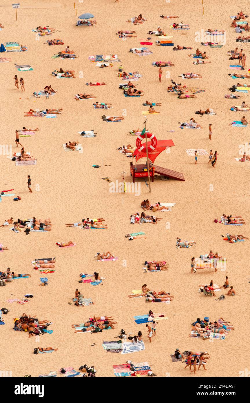 Vue sur la plage Nazarè et ses stations balnéaires (Portugal) Banque D'Images