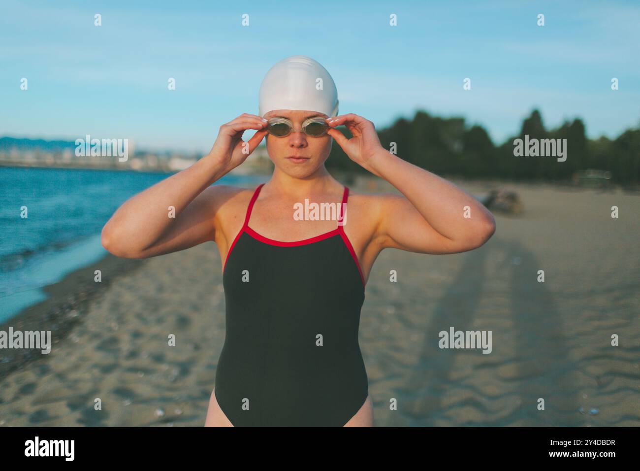 Une femme athlétique qui se prépare à nager dans l'océan. Banque D'Images