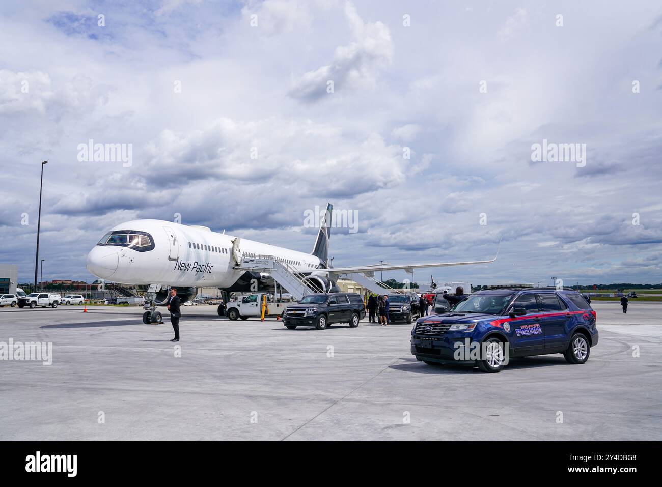 ATLANTA, GÉORGIE - 17 SEPTEMBRE : les forces de l'ordre et le cortège sont en attente alors que le candidat démocrate à la vice-présidence le gouverneur Tim Walz arrive à l'aéroport international Hartsfield-Jackson d'Atlanta le 17 septembre 2024, à Atlanta, Géorgie. (Photo de Julia Beverly/Alamy Live News) Banque D'Images