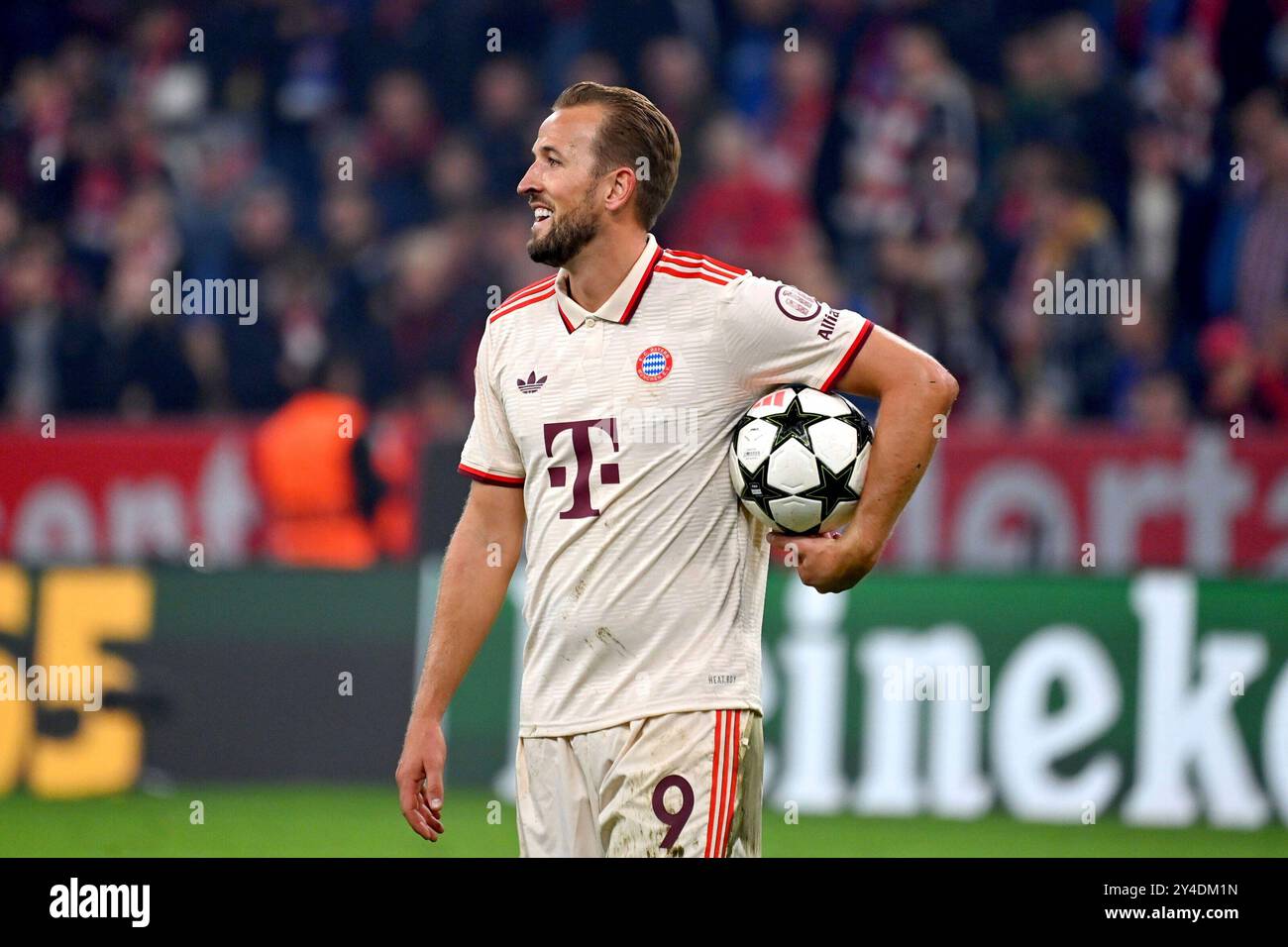 Munich, Deutschland. 17 septembre 2024. Le 4e buteur Harry KANE (FC Bayern Munich) remporte le ballon après la fin du match. Action, image unique, motif unique recadré, demi-chiffre, demi-chiffre. Football Champions League, FC Bayern Munich - GNK Dinamo Zagreb 9-2 le 17 septembre 2024, ALLIANZAREN A. crédit : dpa/Alamy Live News Banque D'Images