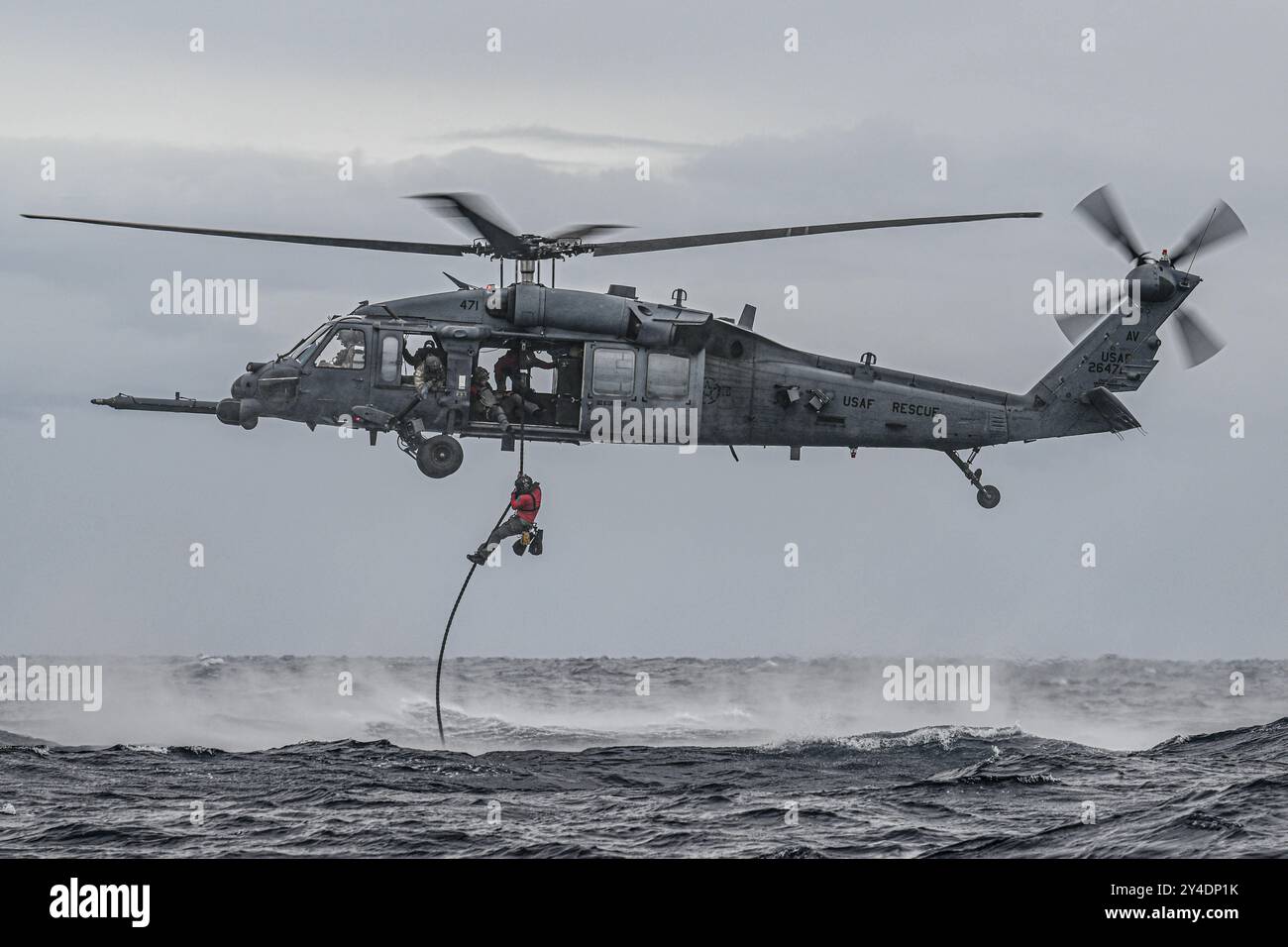 Pula, Croatie. 13 septembre 2024. des pararescuemen de l'US Air Force, affectés au 57th Rescue Squadron, ont fait une corde rapide d'un HH-60G Pave Hawk de l'US Air Force, affecté au 56th RQS, dans la mer Adriatique lors de l'exercice PR ACE Croatia 24 près de Pula, Croatie, en septembre. 13, 2024. Les exercices multinationaux avec les Alliés et les partenaires démontrent et renforcent l'engagement commun de l'Alliance en faveur de la sécurité et de la stabilité mondiales. (Crédit image : © Joseph Bartoszek/U.S. Air Force/ZUMA Press Wire) À USAGE ÉDITORIAL EXCLUSIF ! Non destiné à UN USAGE commercial ! Banque D'Images