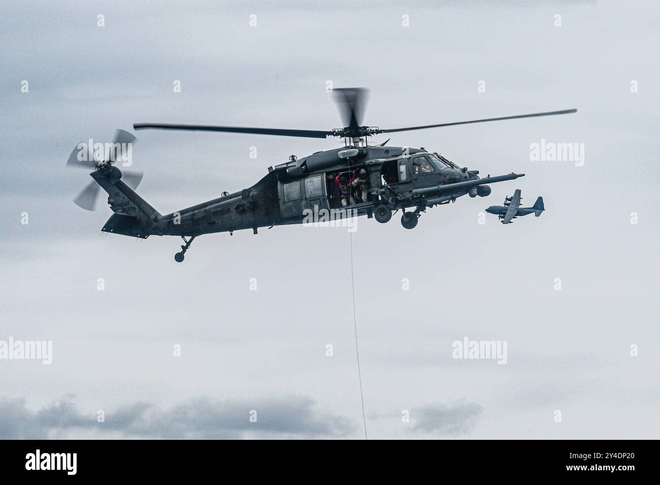 Pula, Croatie. 13 septembre 2024. Un HH-60G Pave Hawk de l'US Air Force, affecté au 56th Rescue Squadron, et un HC-130J combat King II, affecté au 102nd RQS, survolent la mer Adriatique lors de l'exercice PR ACE Croatia 24 près de Pula, Croatie, en septembre. 13, 2024. Les exercices multinationaux avec les Alliés et les partenaires démontrent et renforcent l'engagement commun des alliances en faveur de la sécurité et de la stabilité mondiales. (Crédit image : © Joseph Bartoszek/U.S. Air Force/ZUMA Press Wire) À USAGE ÉDITORIAL EXCLUSIF ! Non destiné à UN USAGE commercial ! Banque D'Images