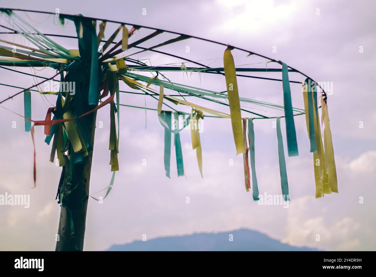 Objet artistique et rubans suspendus sur un fond bleu Banque D'Images