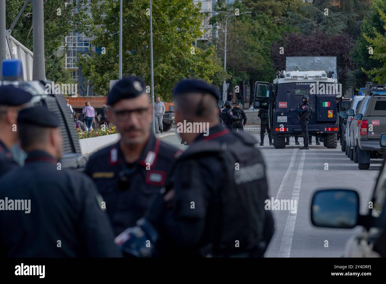 Mitrovica, République du Kosovo. 17 septembre 2024. Des officiers du MSU des Carabinieri de la KFOR ont engagé une conversation sur le pont de Mitrovica (nord), tenant des boucliers anti-émeute, à Mitrovica, Kosovo, mardi, 17 septembre 2024. (VX photo/ Vudi Xhymshiti) crédit : VX Pictures/Alamy Live News Banque D'Images
