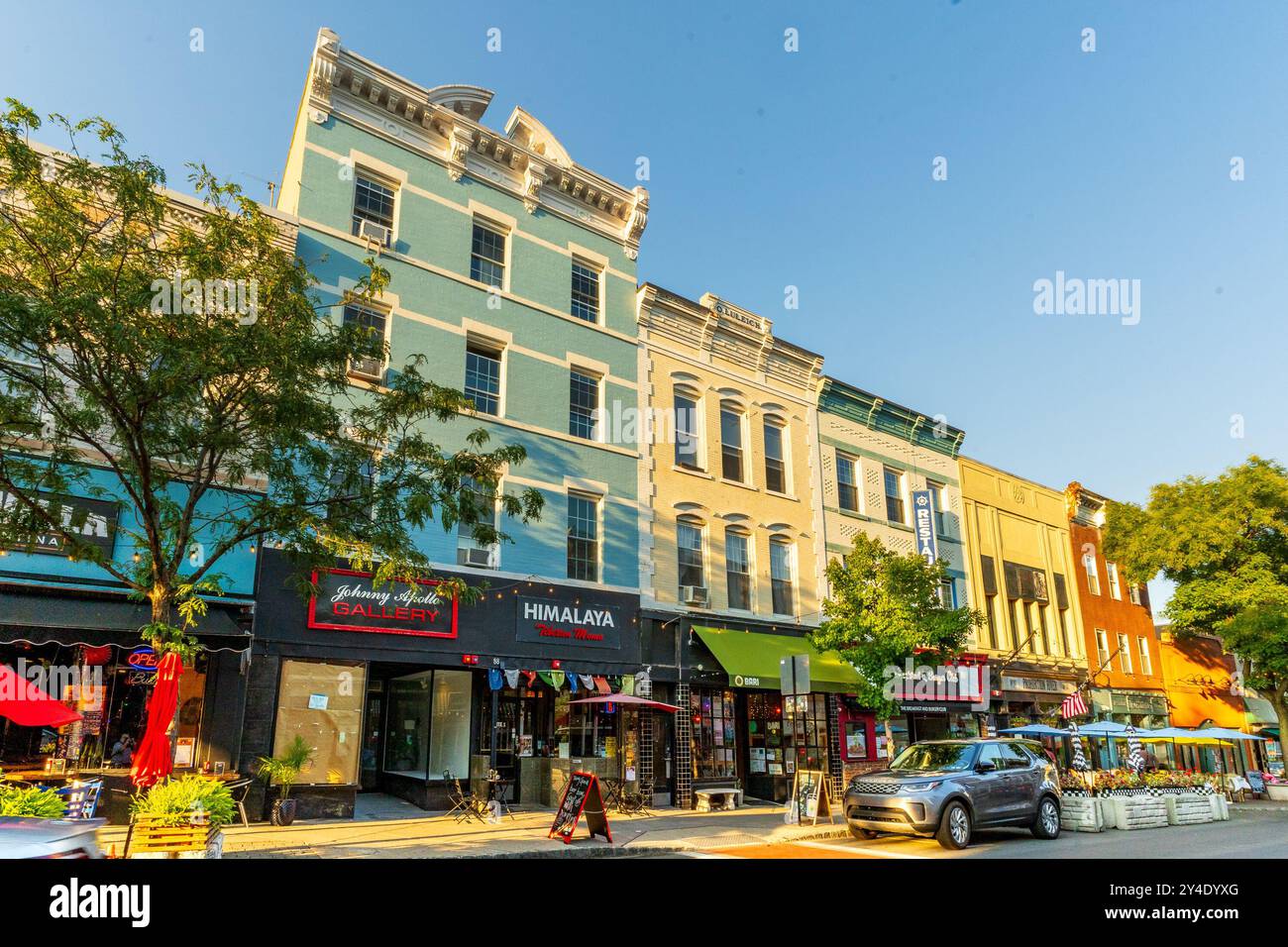 Nyack, NY - US - Sep 4, 2024 : vue sur le paysage la ligne de boutiques colorées et cafés le long de main Street dans le centre-ville historique de Nyack dans le comté de Rockland, N. Banque D'Images