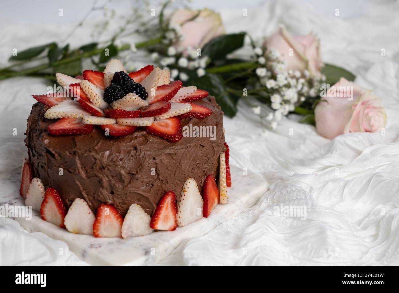 Fleurs et gâteau au chocolat Banque D'Images