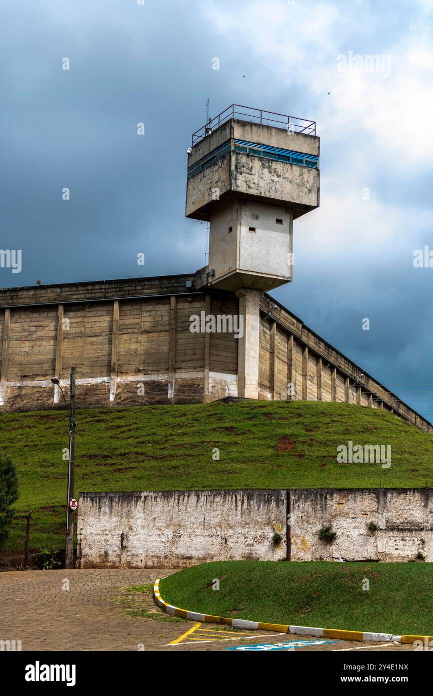 Tour du pénitencier dans la ville brésilienne. Une tour de garde au coin d'un mur de prison au Brésil Banque D'Images