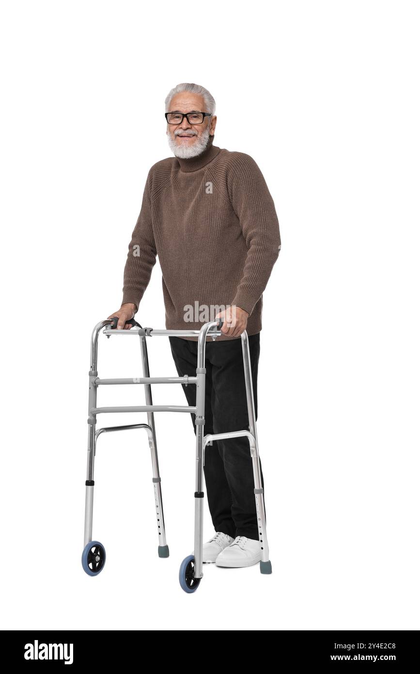 Homme senior utilisant le cadre de marche sur fond blanc Banque D'Images