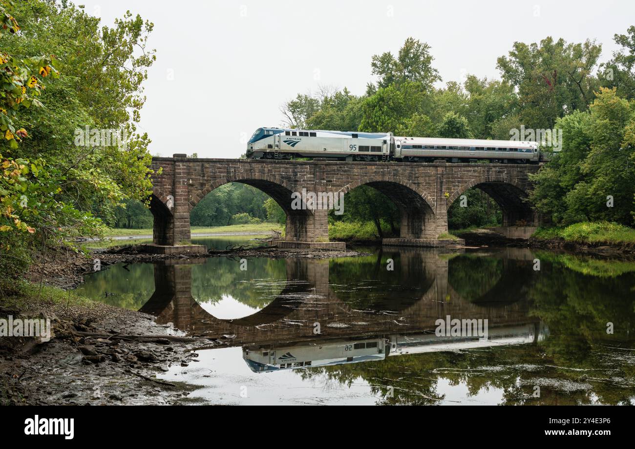 Train régional Amtrak Northeast sur le pont ferroviaire de Farmington River   Windsor, Connecticut, États-Unis Banque D'Images