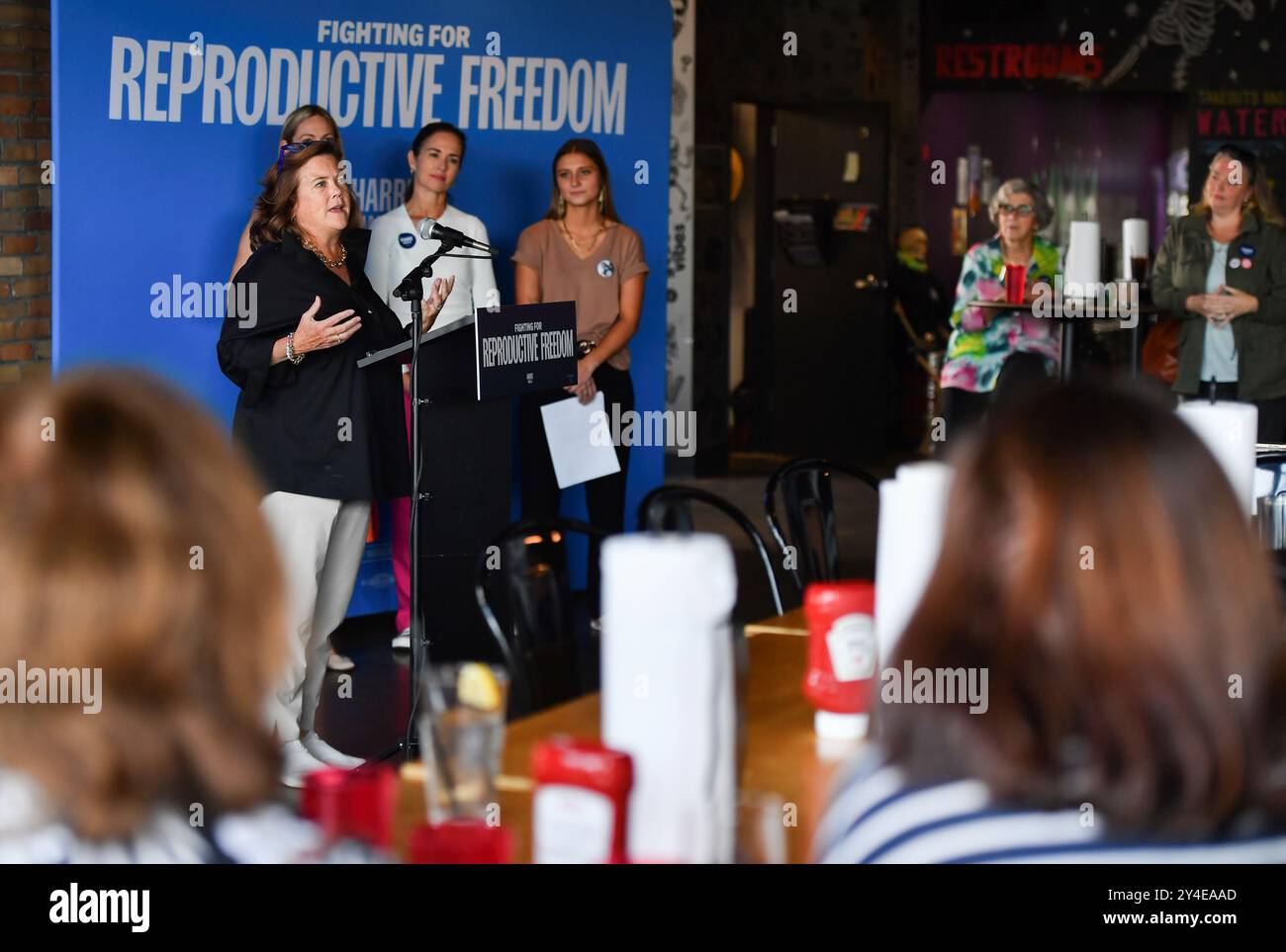 Scranton, États-Unis. 17 septembre 2024. DNC Treasures Virginia McGregor parle de l'importance de voter dans l'élection pour les droits reproductifs. Le bus Harris Walz reproductive Freedom s’est arrêté à Scranton le 2e jour de la campagne de sensibilisation qui a commencé à Philadelphie. (Photo par Aimee Dilger/SOPA images/SIPA USA) crédit : SIPA USA/Alamy Live News Banque D'Images