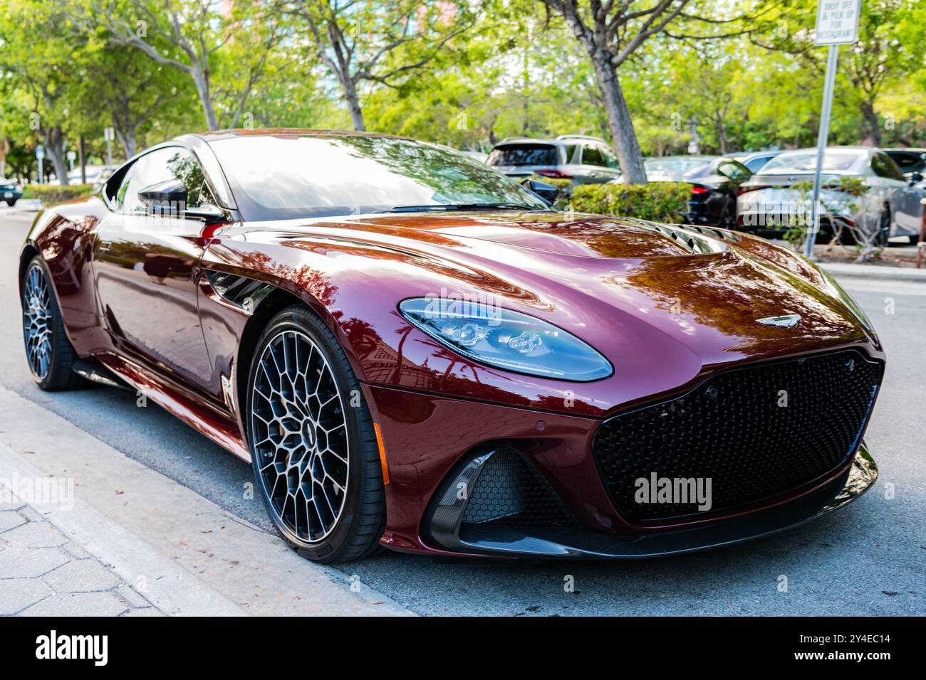 Miami Beach, Floride États-Unis - 9 juin 2024 : Aston Martin DBS Superleggera Coupe. Voiture de luxe Aston Martin DBS Superleggera Coupe à miami Beach Banque D'Images