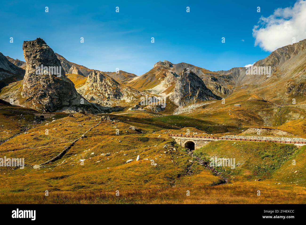 Belles montagnes automnales sous ciel bleu à la frontière italo-suisse. Banque D'Images