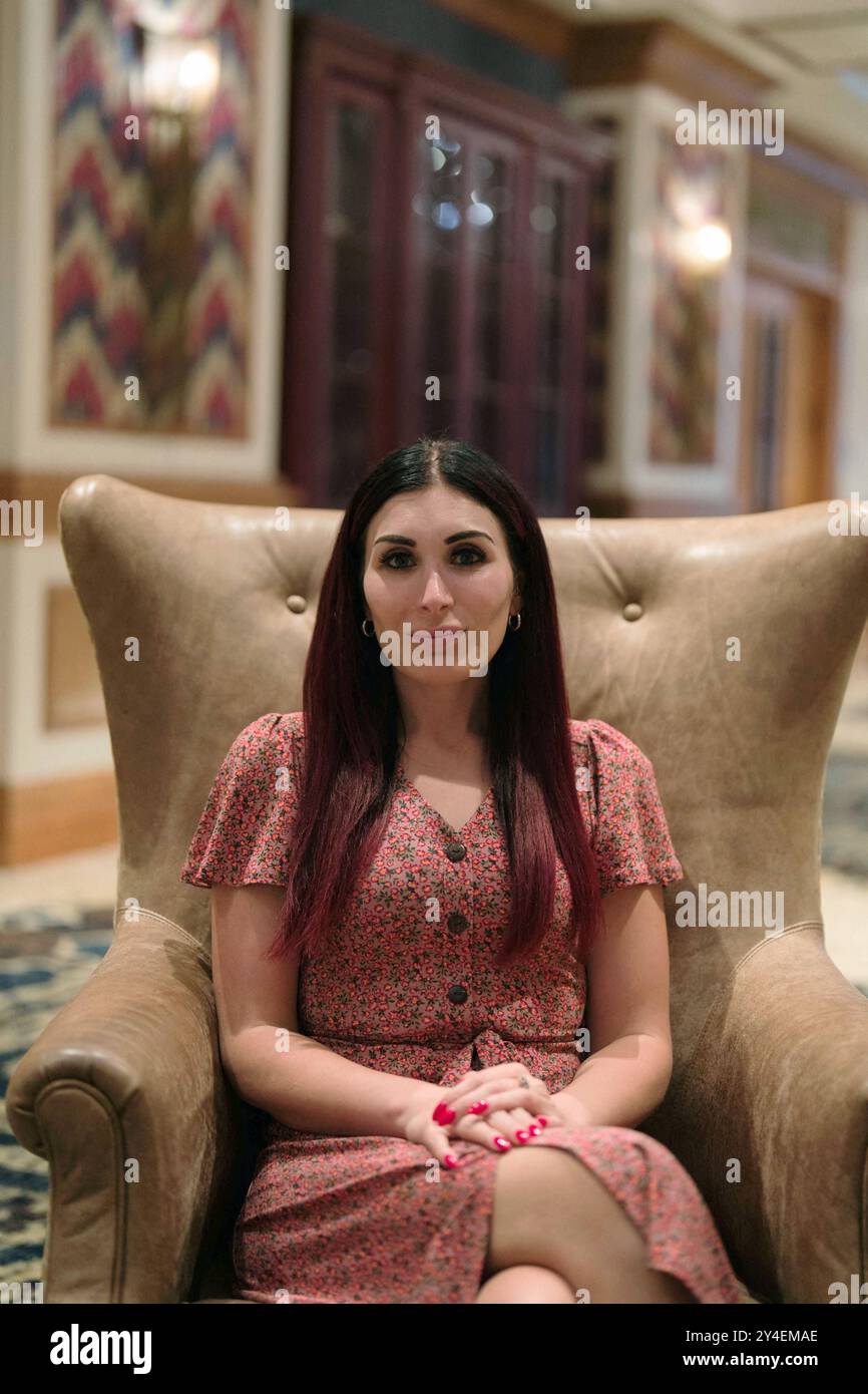 La photo du dossier datée du 16 septembre 2023 montre Laura Loomer photographiée aux villages, Floride, États-Unis. La présence de Laura Loomer, théoricienne du complot de droite dure, aux côtés de Donald Trump sur la piste de campagne ces derniers jours a soulevé des questions, y compris de la part de certains Républicains, sur l’influence que l’ancien candidat controversé au Congrès pourrait avoir sur lui. Mme Loomer est bien connue pour sa rhétorique anti-musulmane et pour la diffusion de théories du complot, notamment pour le fait que les attentats de 9/11 étaient un « travail interne » effectué par le gouvernement américain. Elle a rejoint Trump lors d’un événement commémorant l’attaque mercredi Banque D'Images