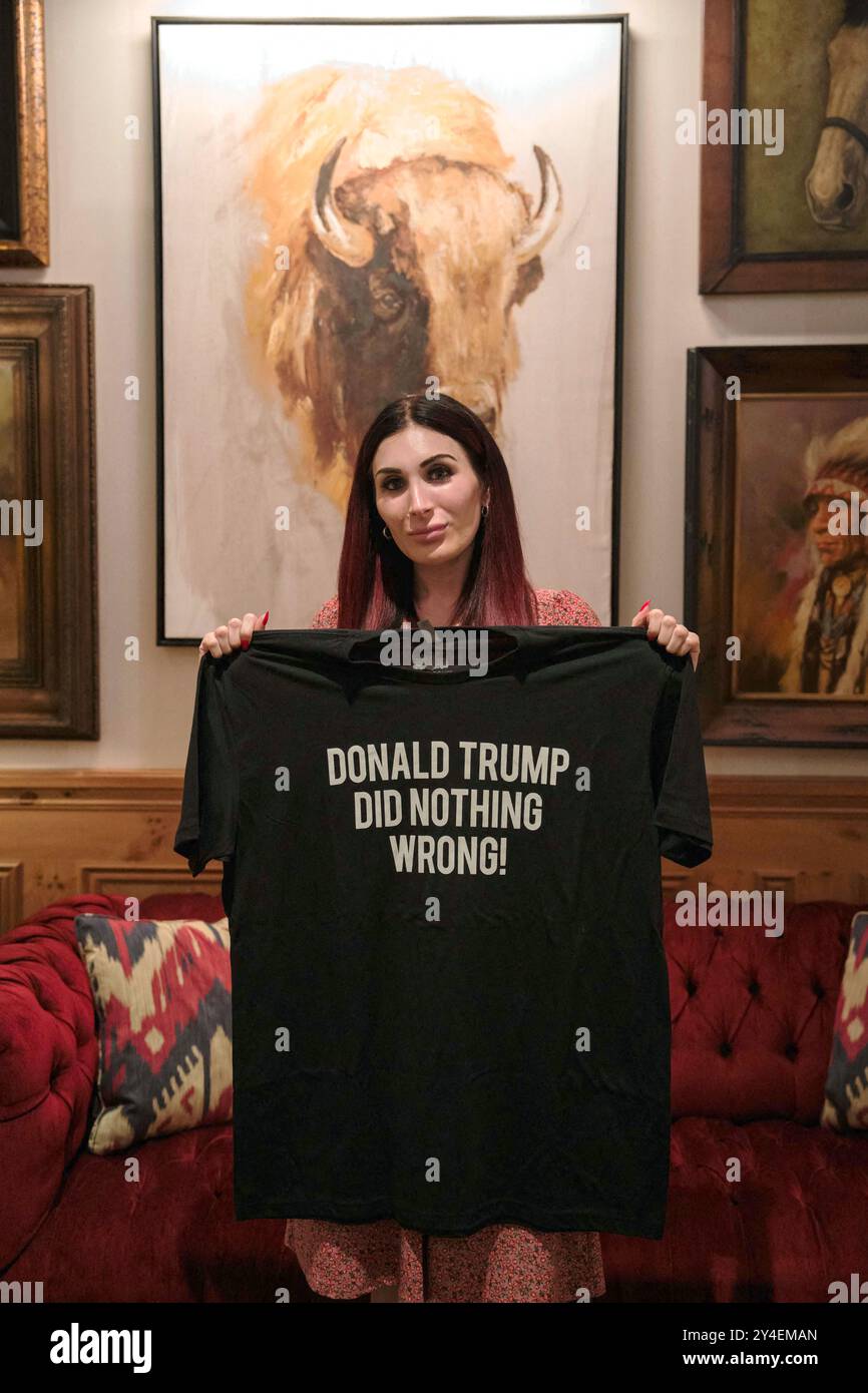 La photo du dossier datée du 16 septembre 2023 montre Laura Loomer tient un T-shirt qu'elle a conçu avec les mots « Donald Trump n'a rien fait de mal » aux villages, FL, États-Unis. La présence de Laura Loomer, théoricienne du complot de droite dure, aux côtés de Donald Trump sur la piste de campagne ces derniers jours a soulevé des questions, y compris de la part de certains Républicains, sur l’influence que l’ancien candidat controversé au Congrès pourrait avoir sur lui. Mme Loomer est bien connue pour sa rhétorique anti-musulmane et pour la diffusion de théories du complot, notamment pour le fait que les attentats de 9/11 étaient un « travail interne » effectué par le gouvernement américain. SH Banque D'Images