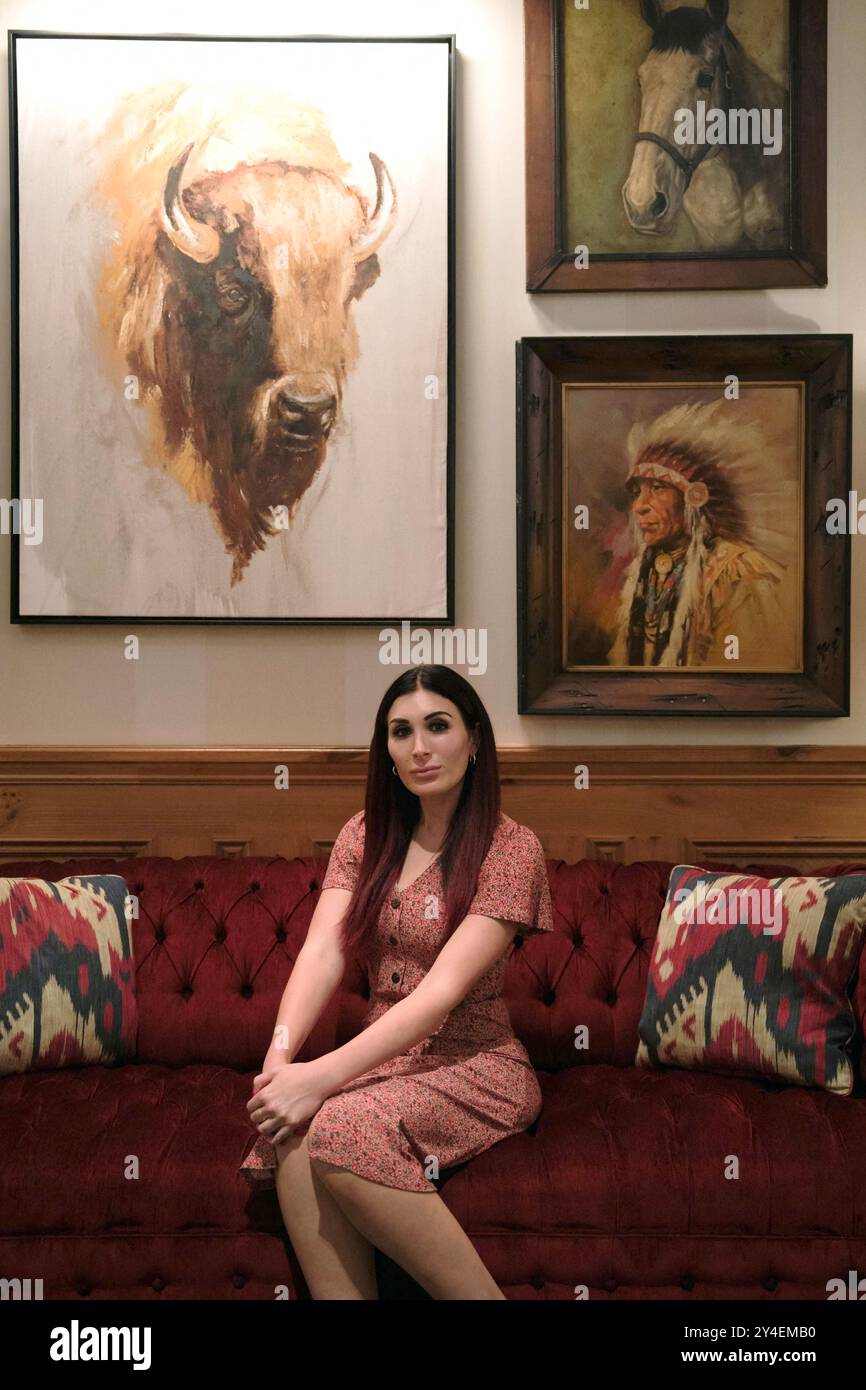 La photo du dossier datée du 16 septembre 2023 montre Laura Loomer photographiée aux villages, Floride, États-Unis. La présence de Laura Loomer, théoricienne du complot de droite dure, aux côtés de Donald Trump sur la piste de campagne ces derniers jours a soulevé des questions, y compris de la part de certains Républicains, sur l’influence que l’ancien candidat controversé au Congrès pourrait avoir sur lui. Mme Loomer est bien connue pour sa rhétorique anti-musulmane et pour la diffusion de théories du complot, notamment pour le fait que les attentats de 9/11 étaient un « travail interne » effectué par le gouvernement américain. Elle a rejoint Trump lors d’un événement commémorant l’attaque mercredi Banque D'Images