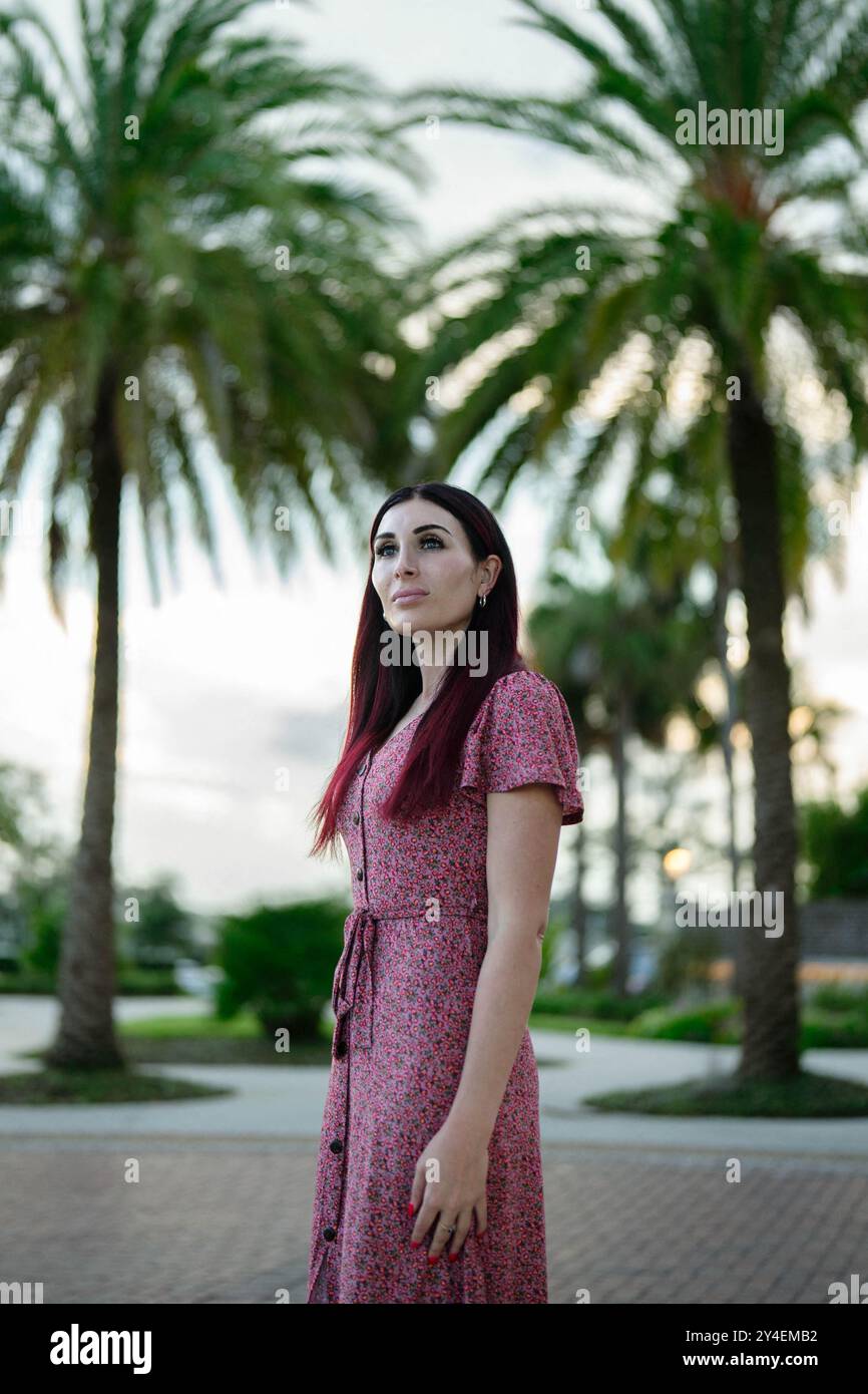 La photo du dossier datée du 16 septembre 2023 montre Laura Loomer photographiée aux villages, Floride, États-Unis. La présence de Laura Loomer, théoricienne du complot de droite dure, aux côtés de Donald Trump sur la piste de campagne ces derniers jours a soulevé des questions, y compris de la part de certains Républicains, sur l’influence que l’ancien candidat controversé au Congrès pourrait avoir sur lui. Mme Loomer est bien connue pour sa rhétorique anti-musulmane et pour la diffusion de théories du complot, notamment pour le fait que les attentats de 9/11 étaient un « travail interne » effectué par le gouvernement américain. Elle a rejoint Trump lors d’un événement commémorant l’attaque mercredi Banque D'Images