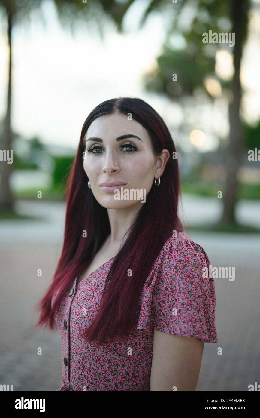 La photo du dossier datée du 16 septembre 2023 montre Laura Loomer photographiée aux villages, Floride, États-Unis. La présence de Laura Loomer, théoricienne du complot de droite dure, aux côtés de Donald Trump sur la piste de campagne ces derniers jours a soulevé des questions, y compris de la part de certains Républicains, sur l’influence que l’ancien candidat controversé au Congrès pourrait avoir sur lui. Mme Loomer est bien connue pour sa rhétorique anti-musulmane et pour la diffusion de théories du complot, notamment pour le fait que les attentats de 9/11 étaient un « travail interne » effectué par le gouvernement américain. Elle a rejoint Trump lors d’un événement commémorant l’attaque mercredi Banque D'Images