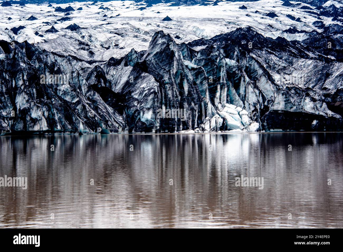 Glacier Solheimajokull couvert de suie des éruptions précédentes avec le lac glaciaire descendant du volcan près de Vik en Islande Banque D'Images