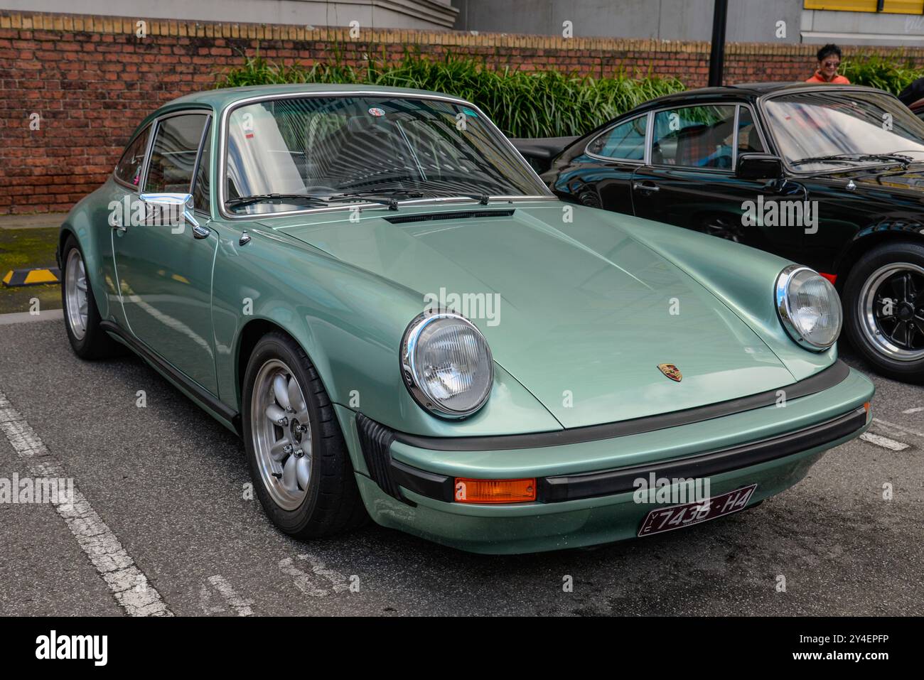 Coupé Porsche 911 SC vert clair des années tardives des années 1970 au début des années 1980 avec un style classique refroidi par air à Victoria, en Australie. Banque D'Images