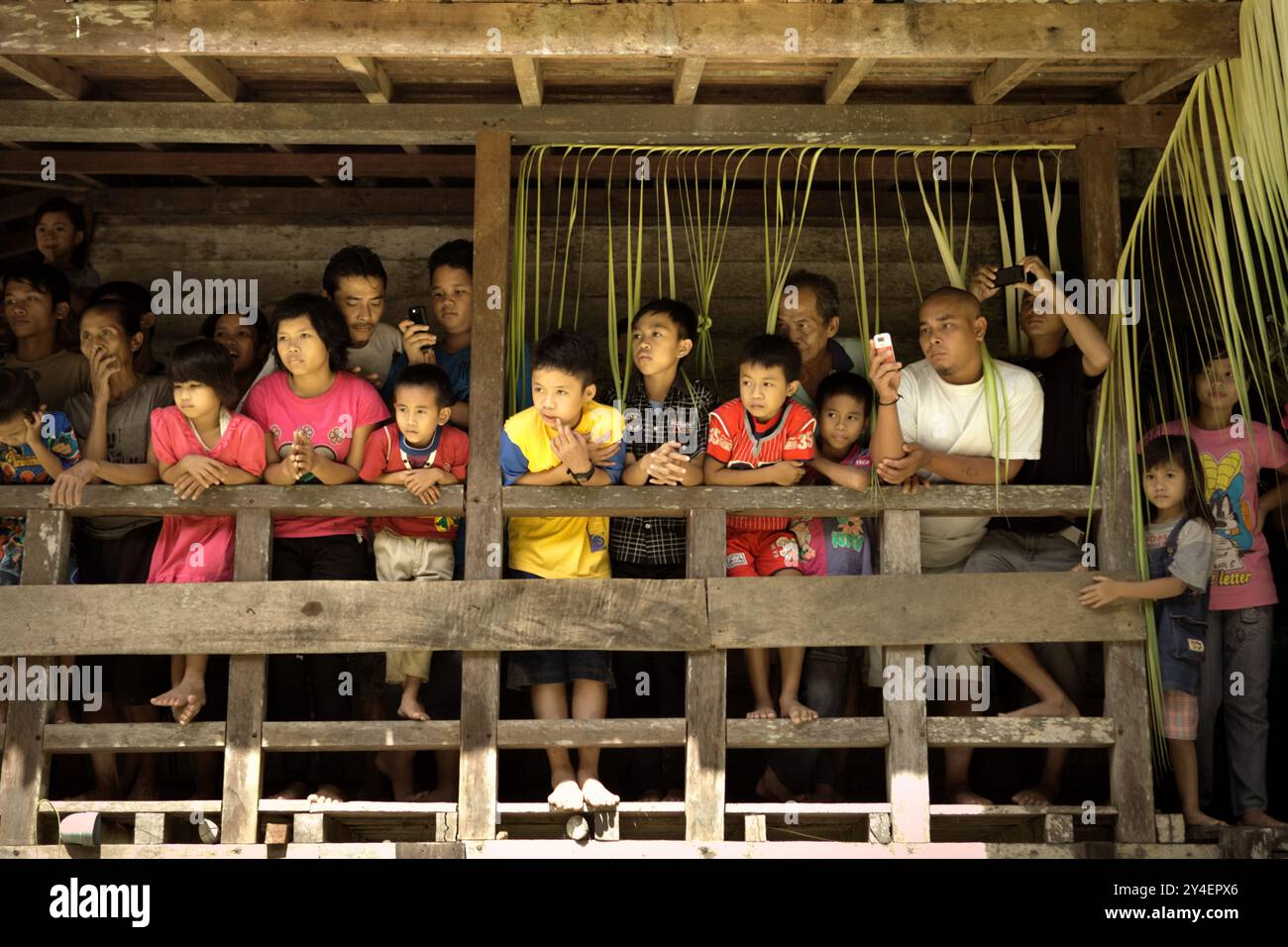 Les gens regardant une cérémonie de bienvenue lors d'un événement écotouristique à la longue maison de la communauté traditionnelle Dayak IBAN à Sungai Utik, Batu Lintang, Embaloh Hulu, Kapuas Hulu, West Kalimantan, Indonésie. Le 13 septembre 2024 marque le 17e anniversaire de l’adoption par l’Assemblée générale des Nations Unies de la Déclaration des Nations Unies sur les droits des peuples autochtones (UNDRIP), selon Cultural Survival dans une publication sur leur site web. 'Lors d'un vote historique le 13 septembre 2007, 144 pays ont voté pour la Déclaration, 11 se sont abstenus, et seulement quatre (Australie, Canada, Nouvelle-Zélande et États-Unis) ont voté contre Banque D'Images