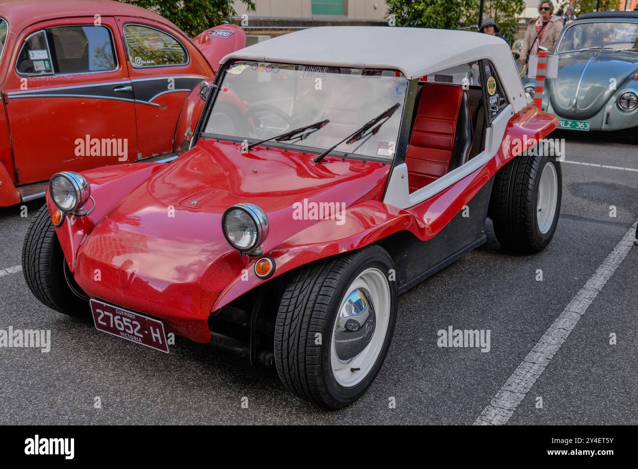 Buggy des dunes rouge basé sur Volkswagen de la fin des années 1960 au début des années 1970 avec toit souple blanc et style classique de buggy de plage à Victoria, Australie Banque D'Images