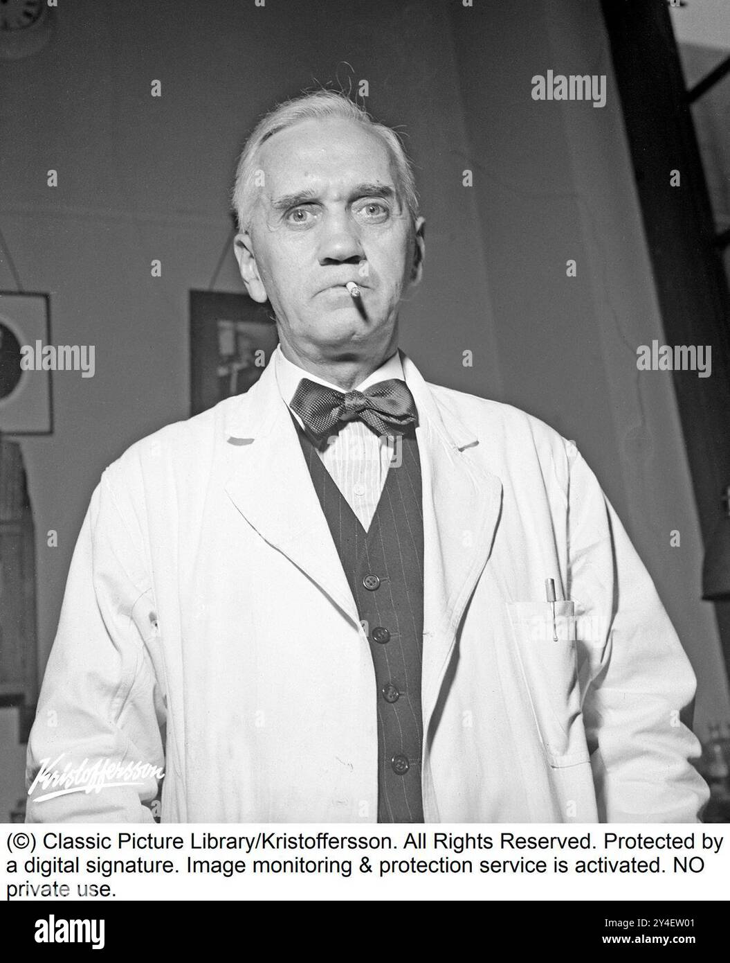 Sir Alexander Fleming 1945. 6 août 1881 - 11 mars 1955, médecin et microbiologiste écossais, mieux connu pour avoir découvert la première substance antibiotique largement efficace au monde, qu'il a nommée pénicilline. Sa découverte en 1928 de ce qui a été plus tard appelé benzylpénicilline (ou pénicilline G) à partir de la moisissure Penicillium rubens a été décrite comme la « plus grande victoire jamais atteinte sur la maladie ». Pour cette découverte, il partage le prix Nobel de physiologie ou médecine en 1945 avec Howard Florey et Ernst Boris Chain. Photographié à l'automne 1945 dans son laboratoire à l'hôpital St Mary i. Banque D'Images