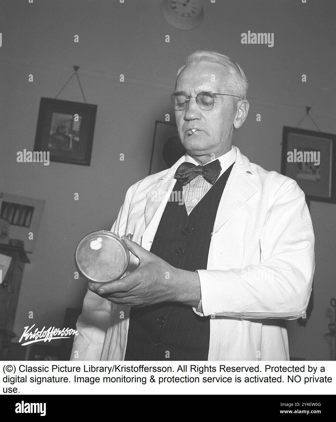 Sir Alexander Fleming 1945. 6 août 1881 - 11 mars 1955, médecin et microbiologiste écossais, mieux connu pour avoir découvert la première substance antibiotique largement efficace au monde, qu'il a nommée pénicilline. Sa découverte en 1928 de ce qui a été plus tard appelé benzylpénicilline (ou pénicilline G) à partir de la moisissure Penicillium rubens a été décrite comme la « plus grande victoire jamais atteinte sur la maladie ». Pour cette découverte, il partage le prix Nobel de physiologie ou médecine en 1945 avec Howard Florey et Ernst Boris Chain. Photographié à l'automne 1945 dans son laboratoire à l'hôpital St Mary i. Banque D'Images