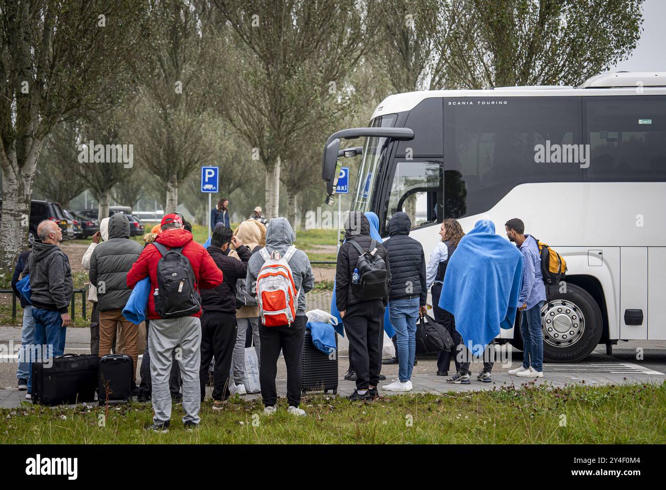 TER APEL - 18/09/2024, les demandeurs d'asile arrivent au centre de demande de ter Apel après avoir passé la nuit à Valthermond et Borger-Odoorn à Drenthe et Stadskanaal, entre autres endroits. L'emplacement à ter Apel est si plein que deux nuits d'affilée les gens ont menacé de dormir dehors. ANP JASPAR MOULIJN pays-bas Out - belgique Out Banque D'Images