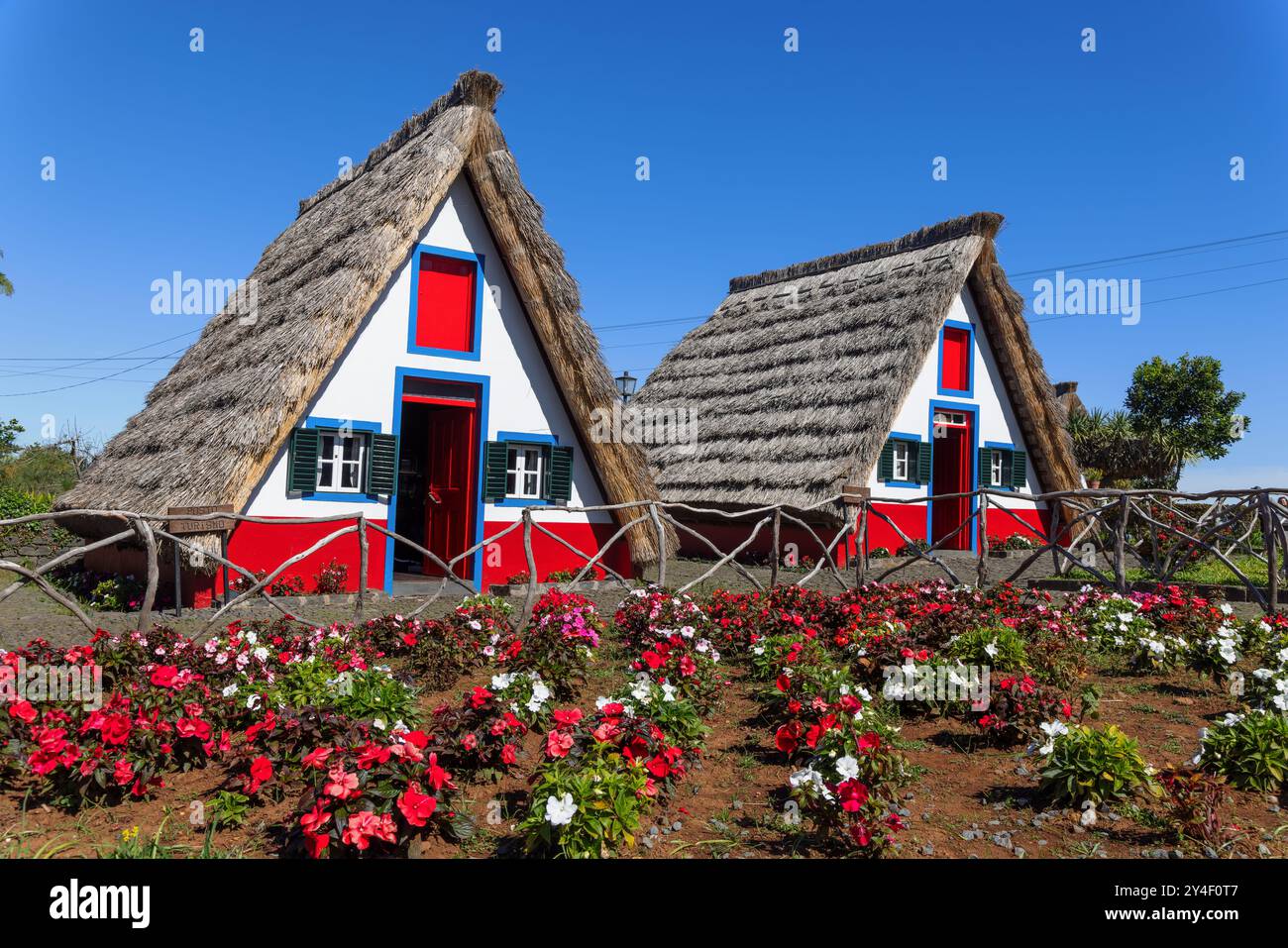 Maisons triangulaires traditionnelles de Madère à Santana sur Madère, Portugal. Banque D'Images