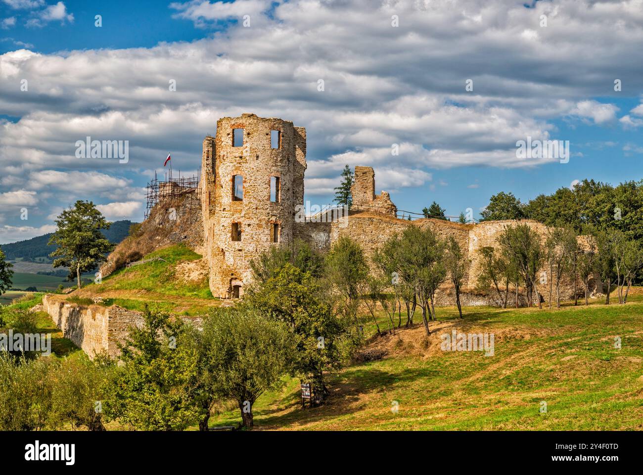 Ruines du château de Plavecky sur le village de Plavecké Podhradie dans la région de Bratislava, Slovaquie Banque D'Images