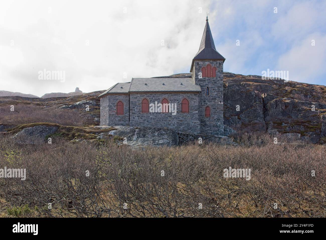 Kong Oscar II chapel (capel) par temps ensoleillé de printemps près de la frontière russe, Grense Jakobselv, Norvège. Banque D'Images