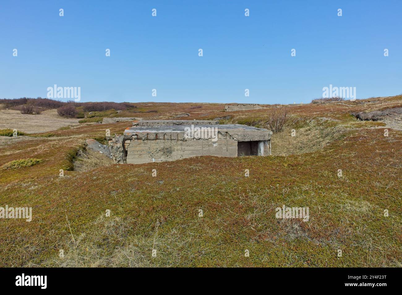 Vieux bunkers allemands endommagés par la seconde Guerre mondiale près de la frontière russe au printemps, Grense Jakobselv, Norvège. Banque D'Images