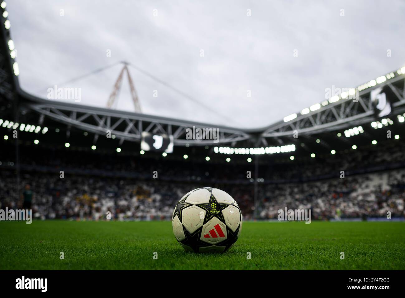 Turin, Italie. 17 septembre 2024. Le ballon officiel de l'Adidas Champions League a été vu sur le terrain avant le match de football de l'UEFA Champions League entre la Juventus FC et le PSV Eindhoven. Nicolò Campo/Alamy Live News Banque D'Images