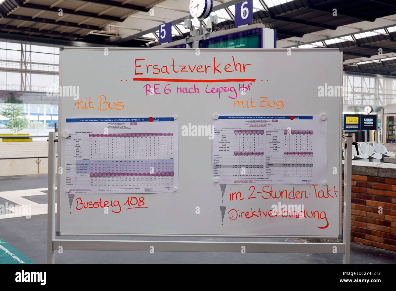 Schienenersatzverkehr 18.09.2024, Chemnitz, Hauptbahnhof, Schienenersatzverkehr nach Leipzig Chemnitz Sachsen BRD *** Service de remplacement ferroviaire 18 09 2024, Chemnitz, Hauptbahnhof, Service de remplacement ferroviaire vers Leipzig Chemnitz Saxe BRD Banque D'Images