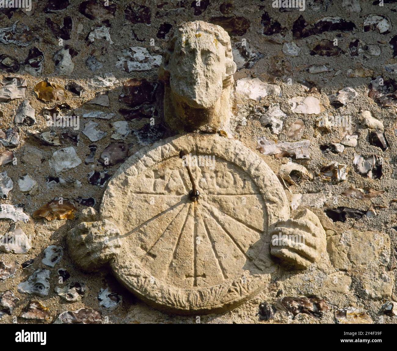 7353. Un cadran solaire médiéval sur le mur sud de l’église Sainte Marie la Vierge, North Stoke, Oxfordshire- Banque D'Images