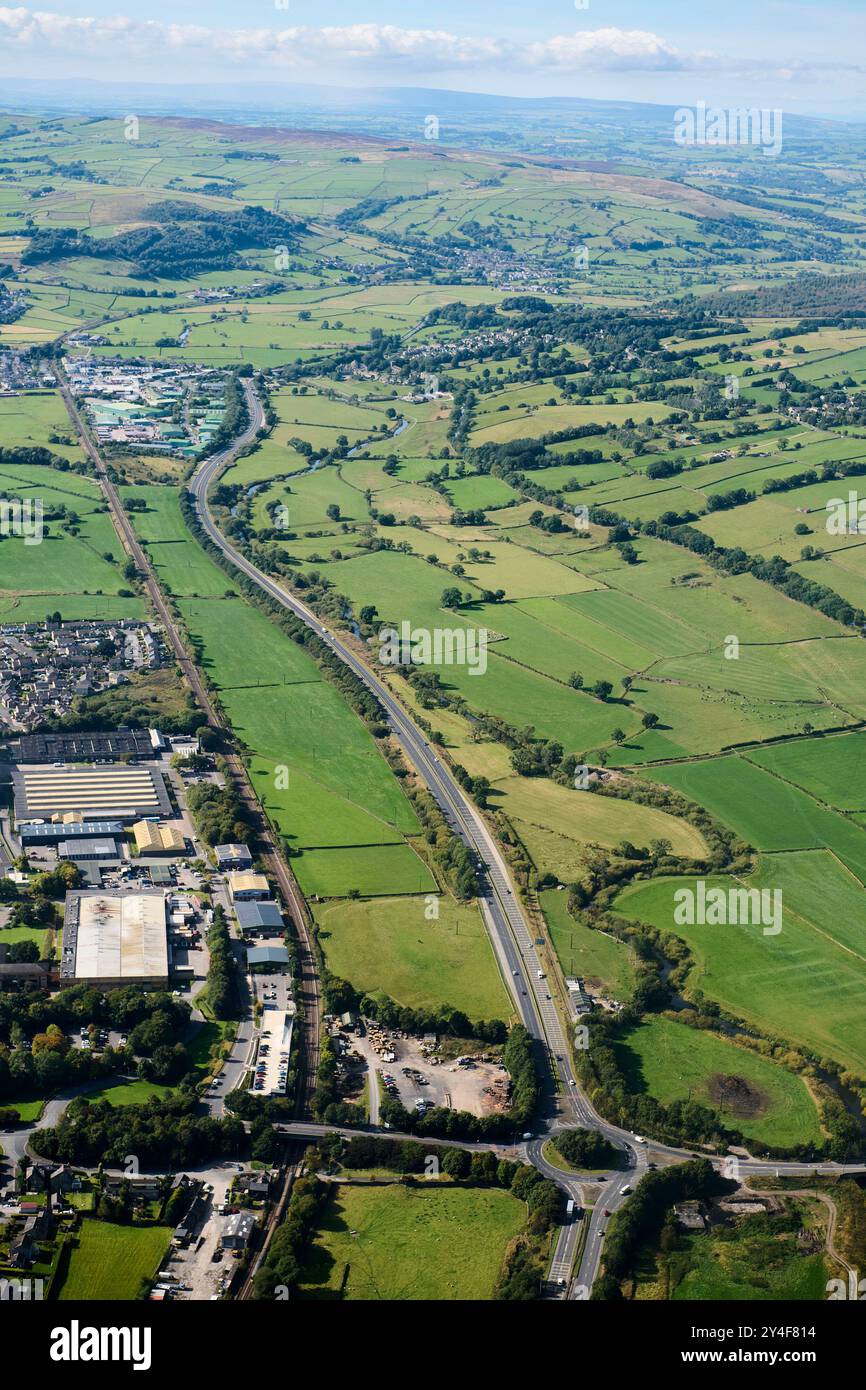 Photographie aérienne de la route A650 Airedale, à l'ouest de Keighley, West yorkshire, nord de l'Angleterre, Royaume-Uni Banque D'Images