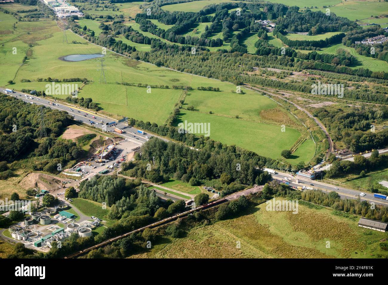 Une photo par drone de l'autoroute M62, au nord de Manchester, montrant le remplacement du pont ferroviaire de Castleton, dans le nord-ouest de l'Angleterre, au Royaume-Uni Banque D'Images