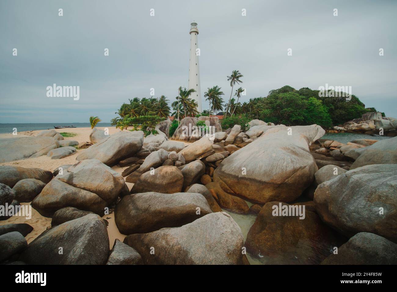 Maison lumineuse Lengkuas Island avec des roches granitiques caractéristiques situées dans les îles Belitung en Indonésie Banque D'Images