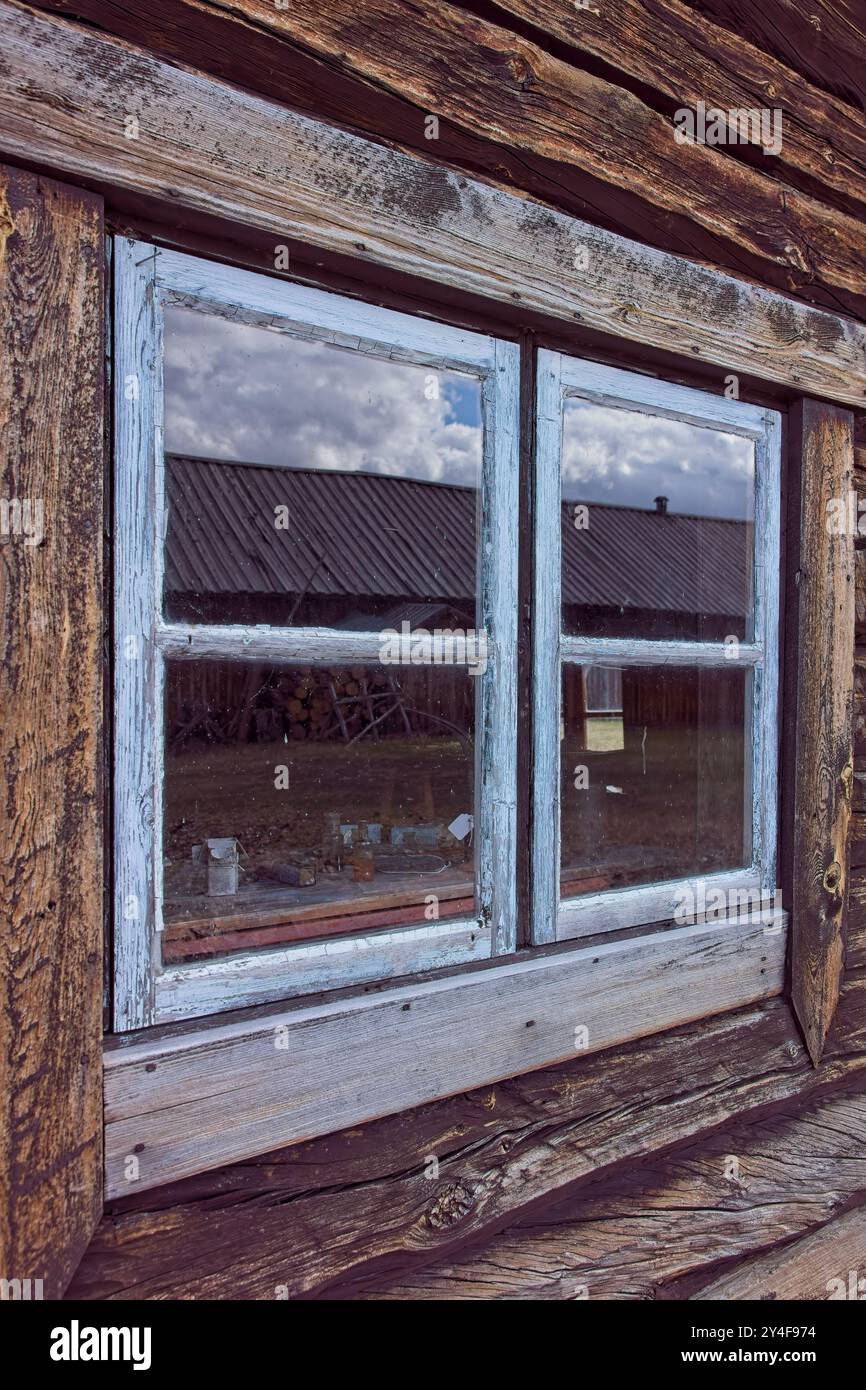 Fenêtre fermée sur un vieux mur de bois altéré. Banque D'Images