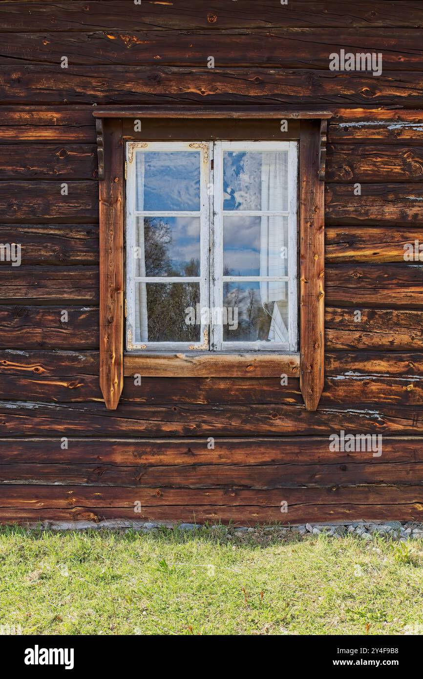 Fenêtre fermée sur un vieux mur de bois altéré. Banque D'Images